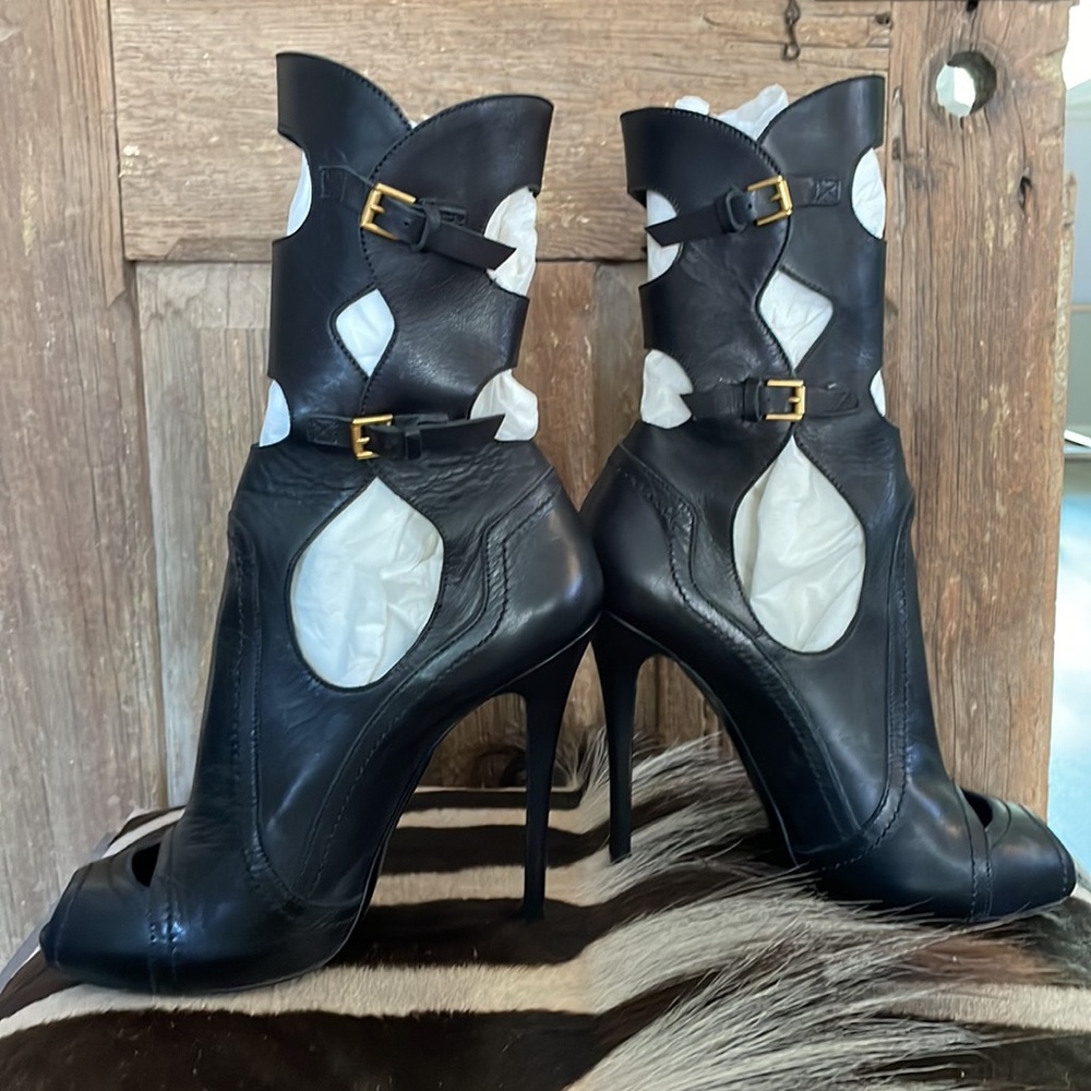 Alexander McQueen Black Leather Cutout Accent Boots
Size 38.5 - Picture 5 of 12